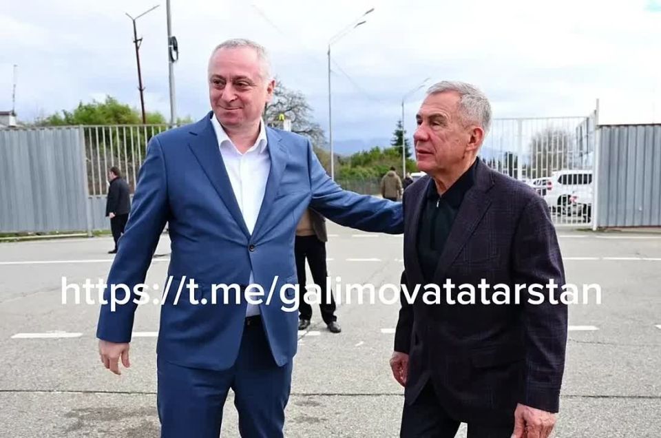 Это Президент Республики Абхазия Бадра Гунба встречает Рустама Минниханова