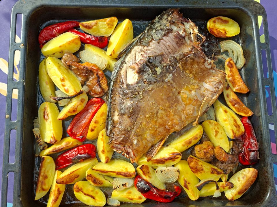 Карп в духовке: как приготовить вкусное блюдо и вспомнить о былом