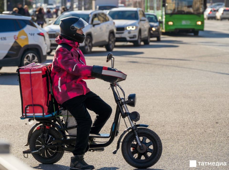 Ильсур Метшин поручил разработать правила безопасной езды для курьеров на электровелосипедах
