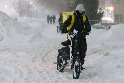 Ильсур Метшин поручил разработать правила безопасной езды для курьеров на СИМах