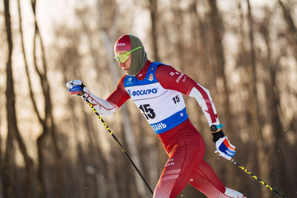 Александр Большунов завоевал золото на чемпионате России по лыжным гонкам, выиграв индивидуальную гонку на 10 км