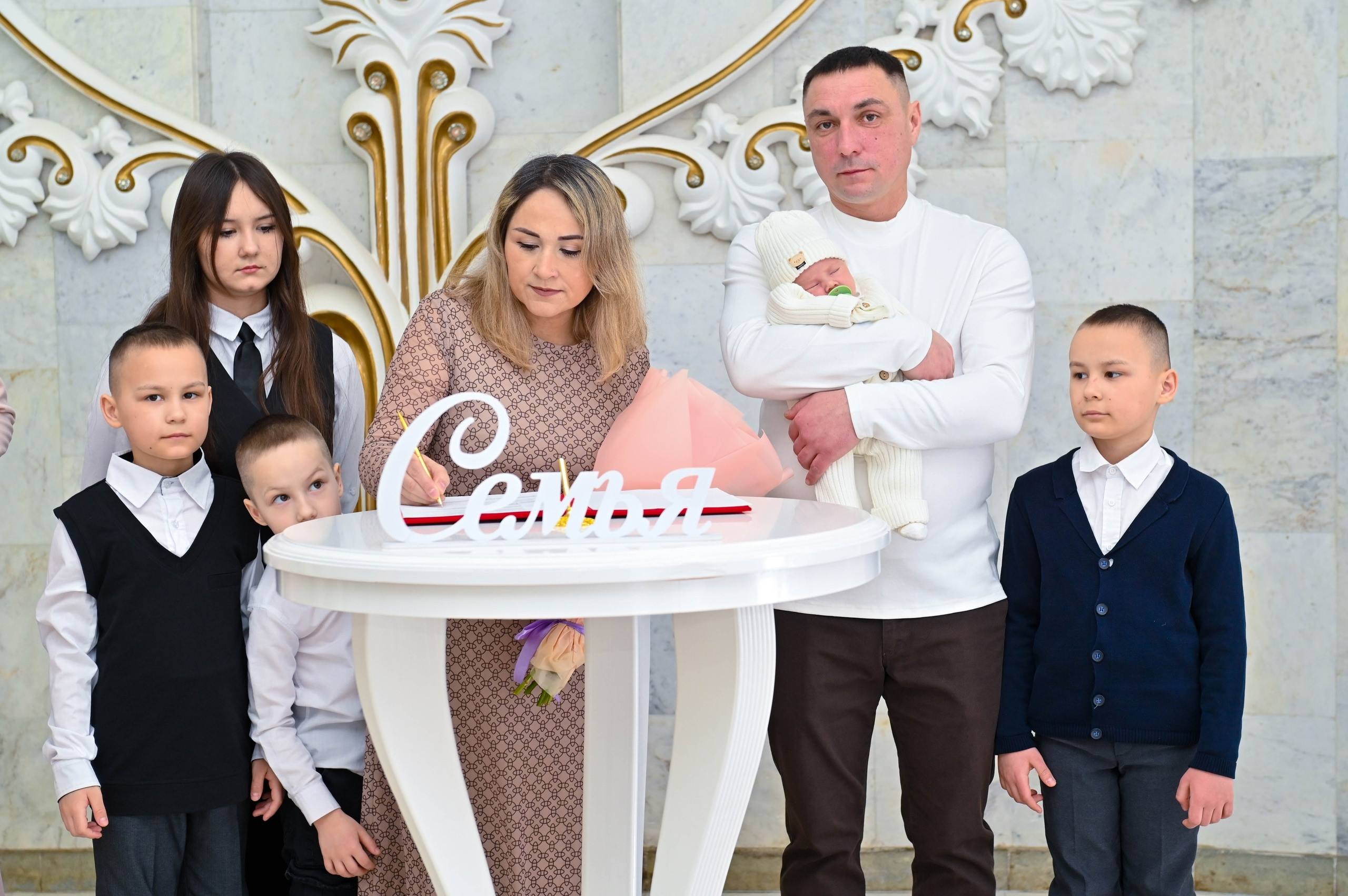 В Нижнекамске случилось радостное событие — в семье Руслана и Айгуль Жаворонок появился на свет пятый ребёнок В Нижнекамске случилось радостное событие — в семье Руслана и Айгуль Жаворонок появился на свет пятый ребёнок