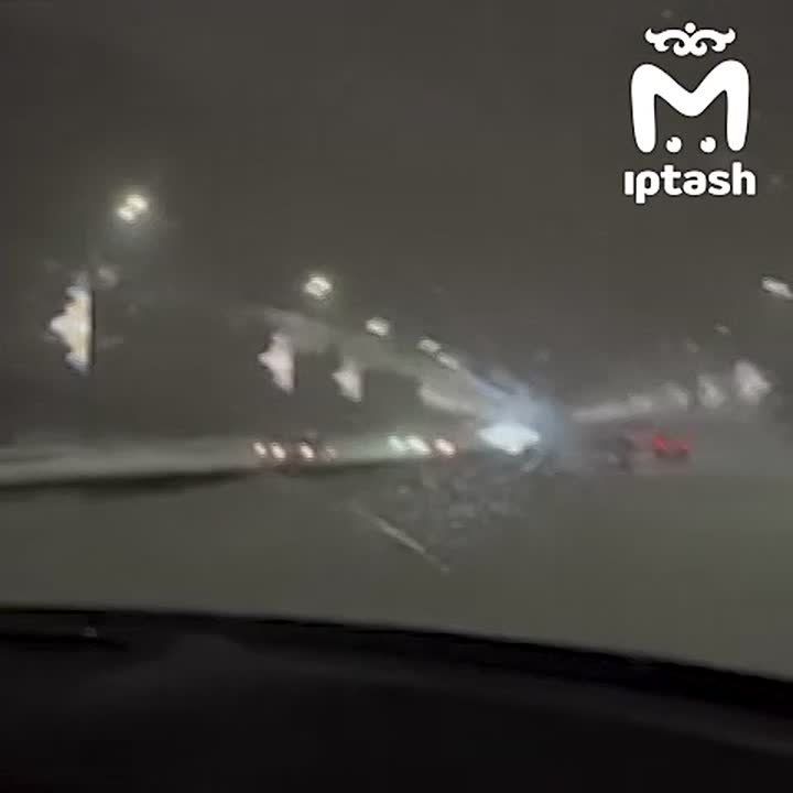 Питбайкер, который пускал фейерверки на Кремлёвской дамбе, теперь нарушает на "мерине"