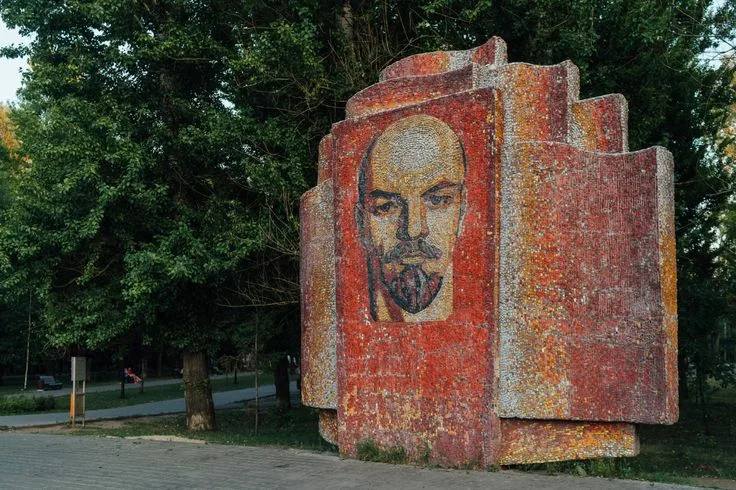 Памятник В.И. Ленину, украшенный мозаикой из смальты, включен в перечень выявленных объектов культурного наследия