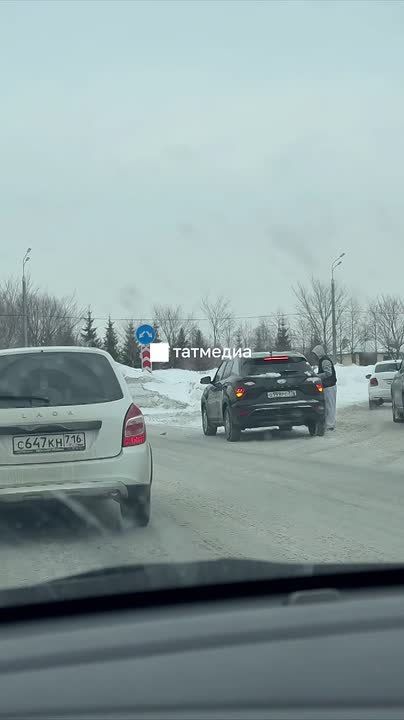 На Оренбургском тракте у Деревни Универсиады из-за ДТП образовалась пробка