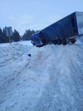 В Дрожжановском районе. водитель автомобиля Renault, по предварительным данным, без цели обгона выехал на встречную полосу и совершил столкновение с грузовым автомобилем