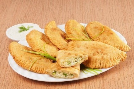 Чебурята с творогом: легкий вариант любимого лакомства