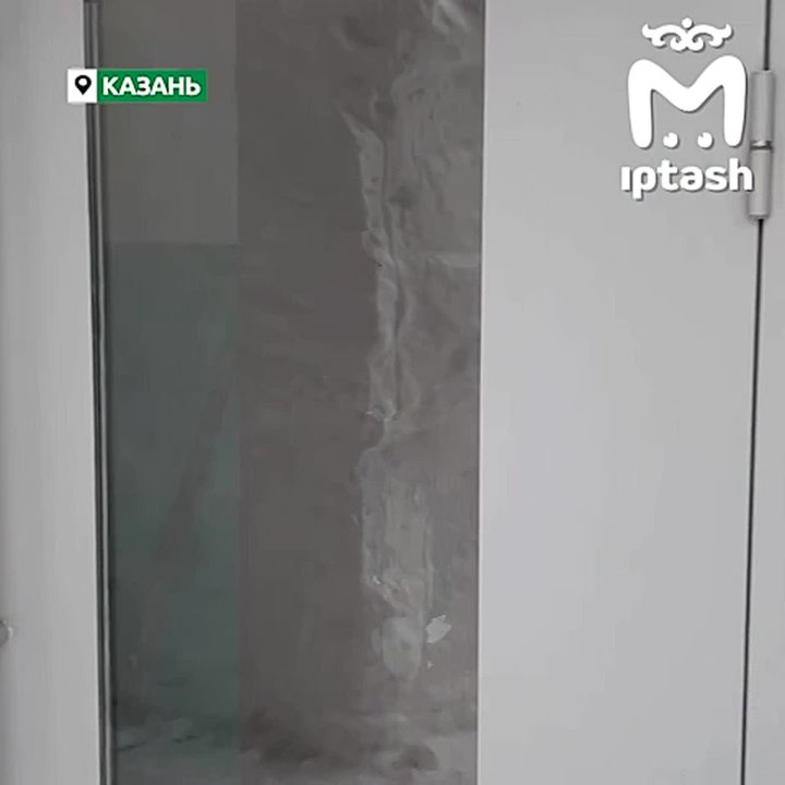 Трёхметровые сугробы украшают двор на Восстания