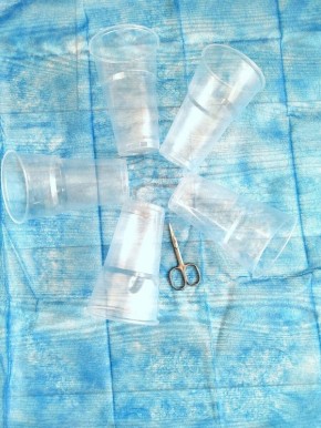 Умные идеи для компактного размещения рассады в пластиковых стаканах