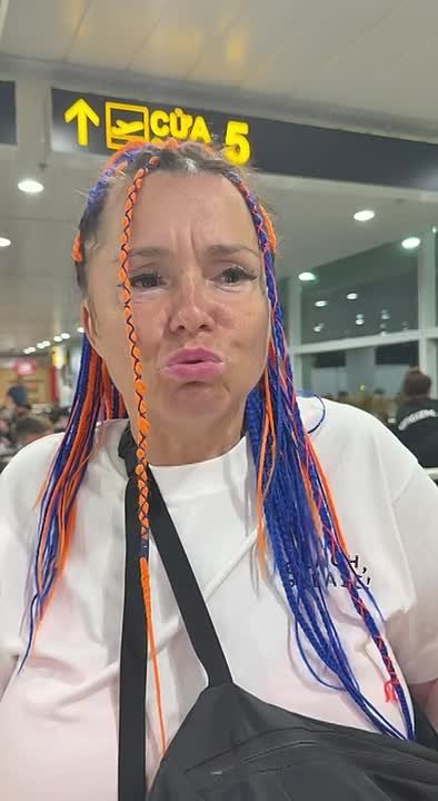 "Я сидела за крылом, в хвосте самолета, вижу — искра": рейс Фукуок — Казань, на борту которого находились россияне, вернулся в аэропорт вылета по технической причине — в соцсетях пассажиры рассказали об искрах, летящих из...