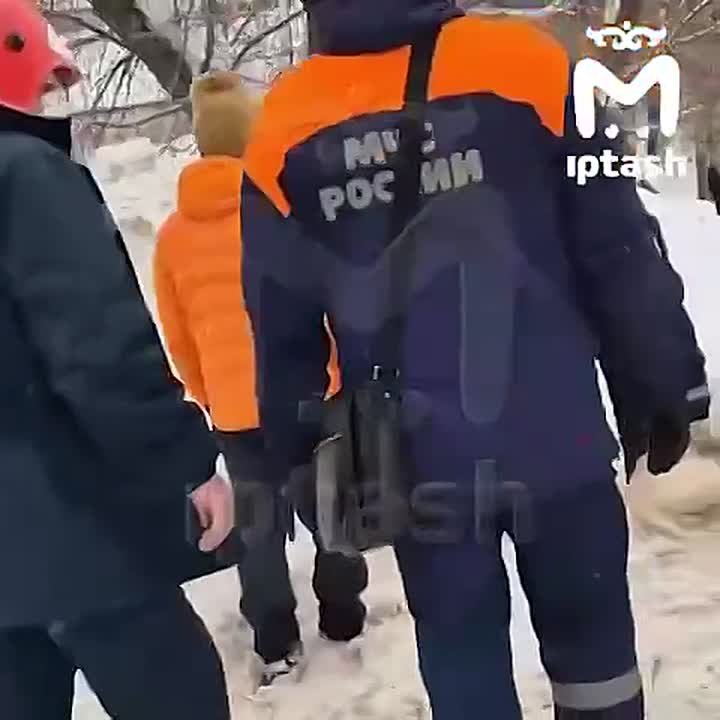 Видите этого умничку? Он всё проверил — пострадавших при обрушении крыши в казанском хостеле нет