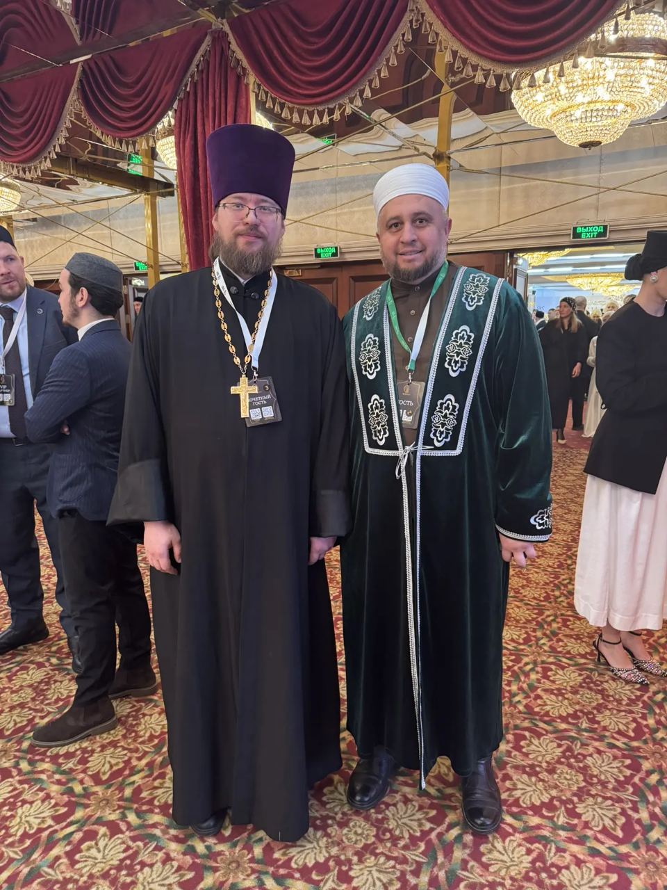 Два постоянных ведущих просветительских проектов «Татар-информа» «Кофе с батюшкой» и «Чай с хазратом» – иерей Александр Ермолин и Рустам хазрат Хайруллин – вместе в числе участников традиционного форума «Бизнес-ифтар»...