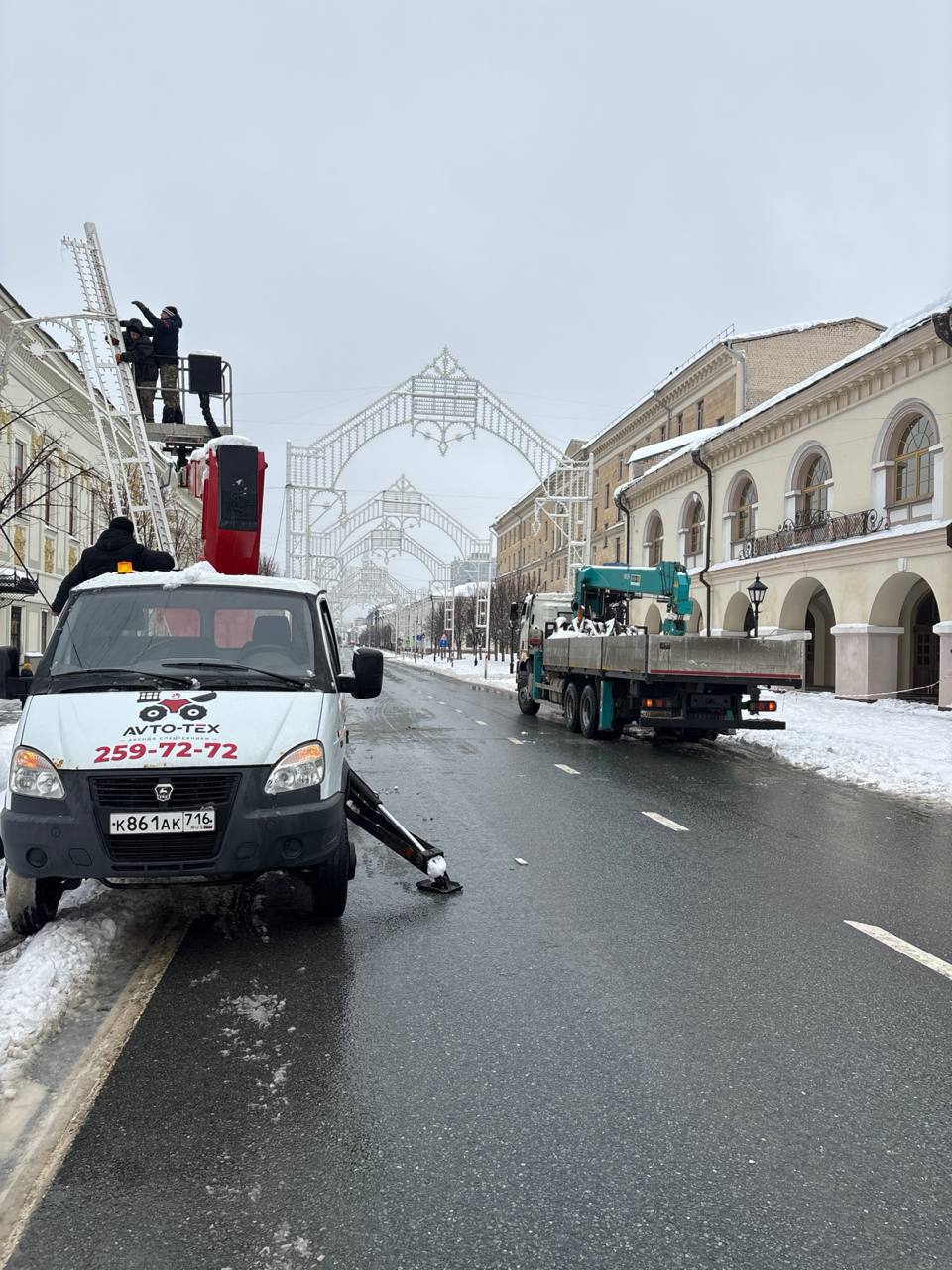 На Кремлевской в Казани упала новогодняя арка из-за схода снега с крыши