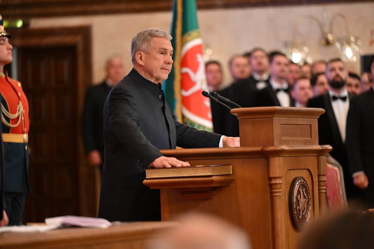 С приходом весны Казань поздравляет с днем рождения раиса Татарстана Рустама Минниханова