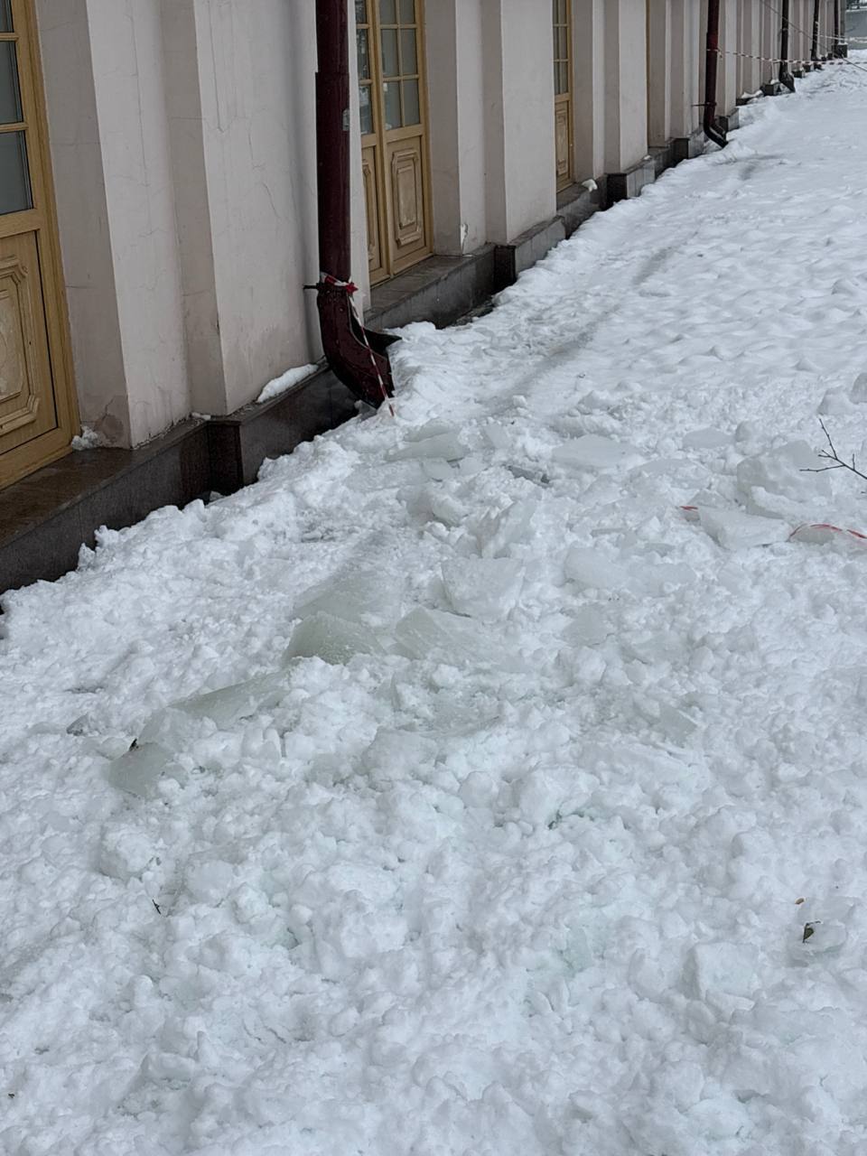 На Кремлевской в Казани упала новогодняя арка из-за схода снега с крыши На Кремлевской в Казани упала новогодняя арка из-за схода снега с крыши