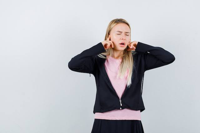 Бесит хруст и дыхание?. Это явление называется мизофония — реакция на определённые звуки может сопровождаться учащённым пульсом и даже дрожью