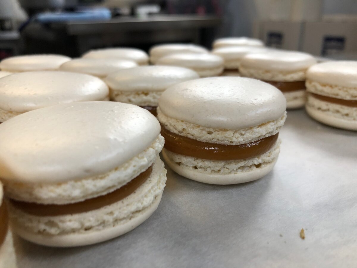 Секреты идеальных макаронс: подготовка теста как искусство