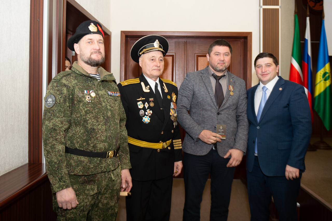 С большой гордостью за наших людей сегодня на «Деловом понедельнике» вручили награды нижнекамцам, которые создают надёжный тыл для наших бойцов С большой гордостью за наших людей сегодня на «Деловом понедельнике» вручили награды нижнекамцам, которые создают надёжный тыл для наших бойцов