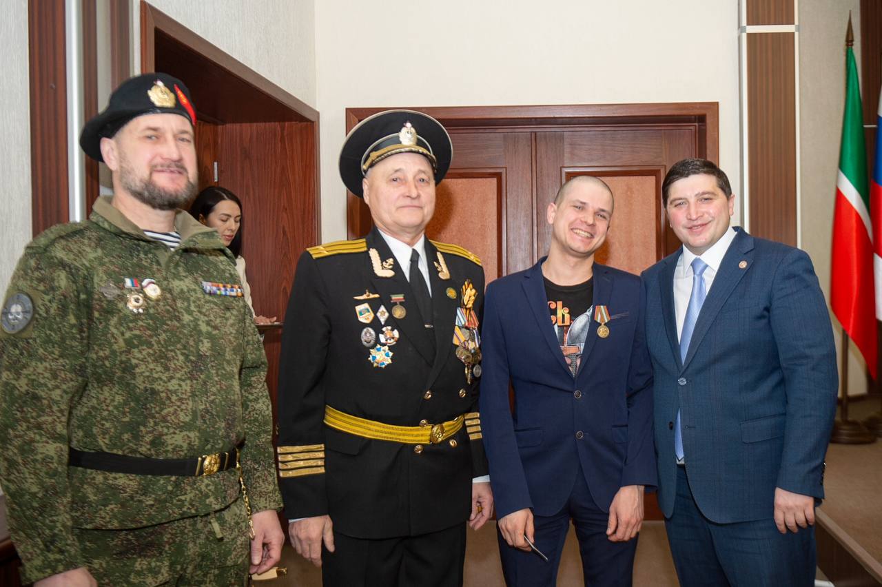 С большой гордостью за наших людей сегодня на «Деловом понедельнике» вручили награды нижнекамцам, которые создают надёжный тыл для наших бойцов С большой гордостью за наших людей сегодня на «Деловом понедельнике» вручили награды нижнекамцам, которые создают надёжный тыл для наших бойцов