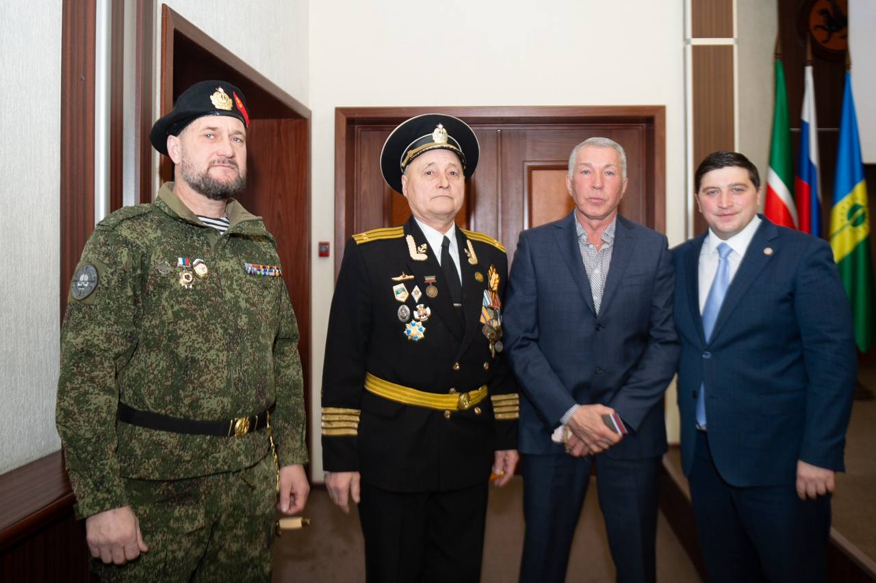 С большой гордостью за наших людей сегодня на «Деловом понедельнике» вручили награды нижнекамцам, которые создают надёжный тыл для наших бойцов