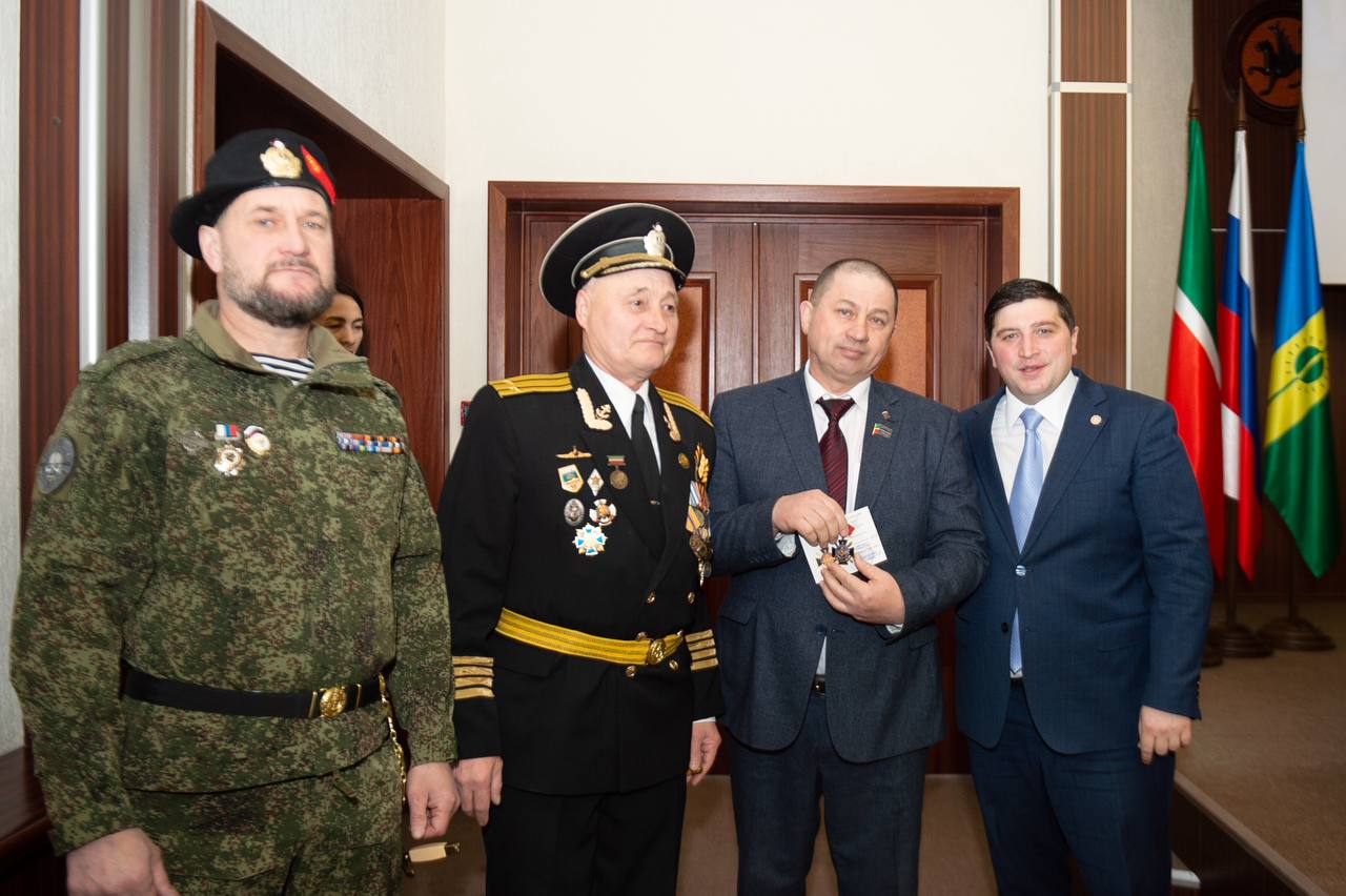 С большой гордостью за наших людей сегодня на «Деловом понедельнике» вручили награды нижнекамцам, которые создают надёжный тыл для наших бойцов С большой гордостью за наших людей сегодня на «Деловом понедельнике» вручили награды нижнекамцам, которые создают надёжный тыл для наших бойцов