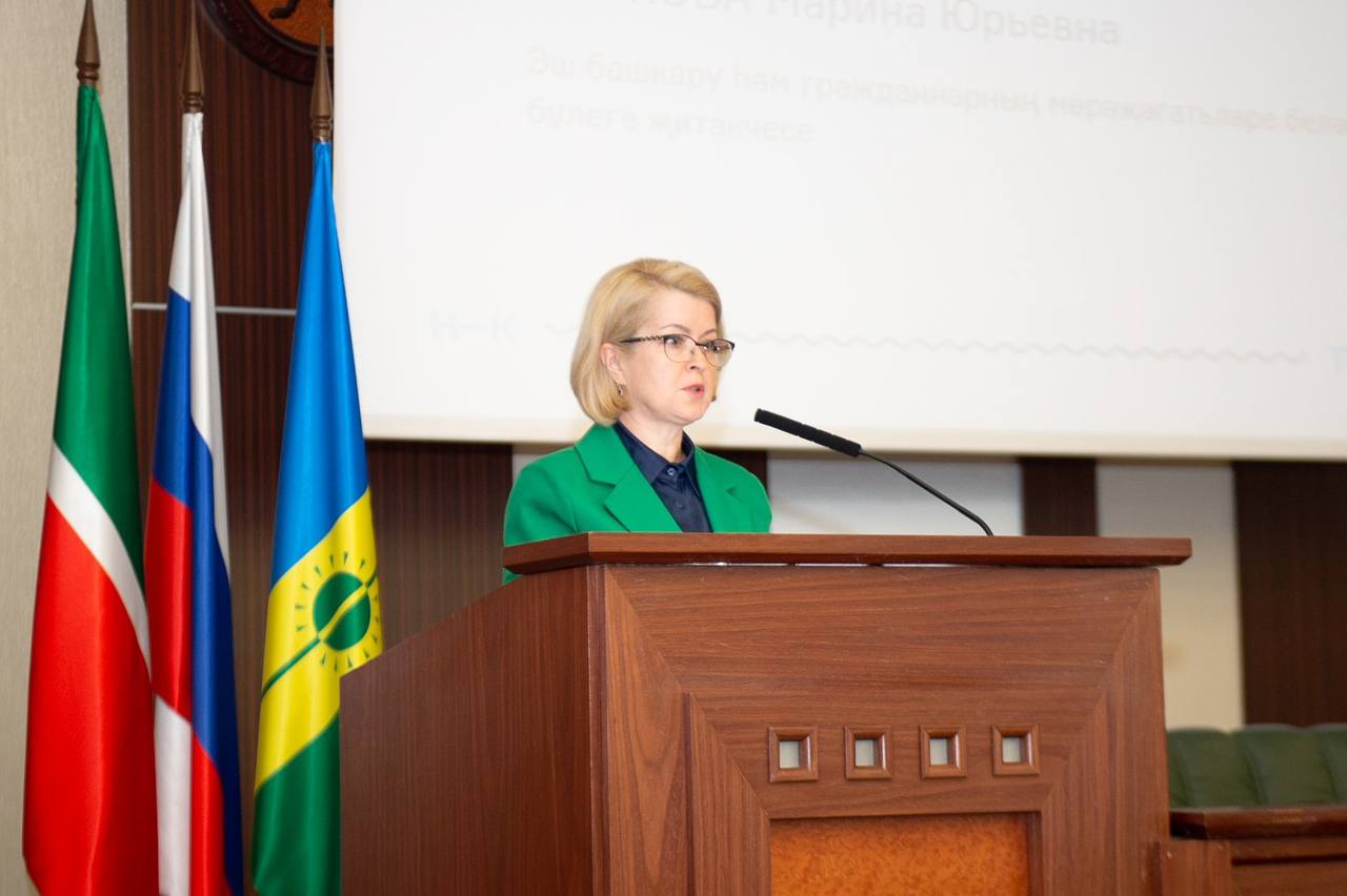 На «Деловом понедельнике» начальник отдела делопроизводства и работы с обращениями граждан Марина Маркова представила доклад о системе взаимодействия с жителями Нижнекамского муниципального района