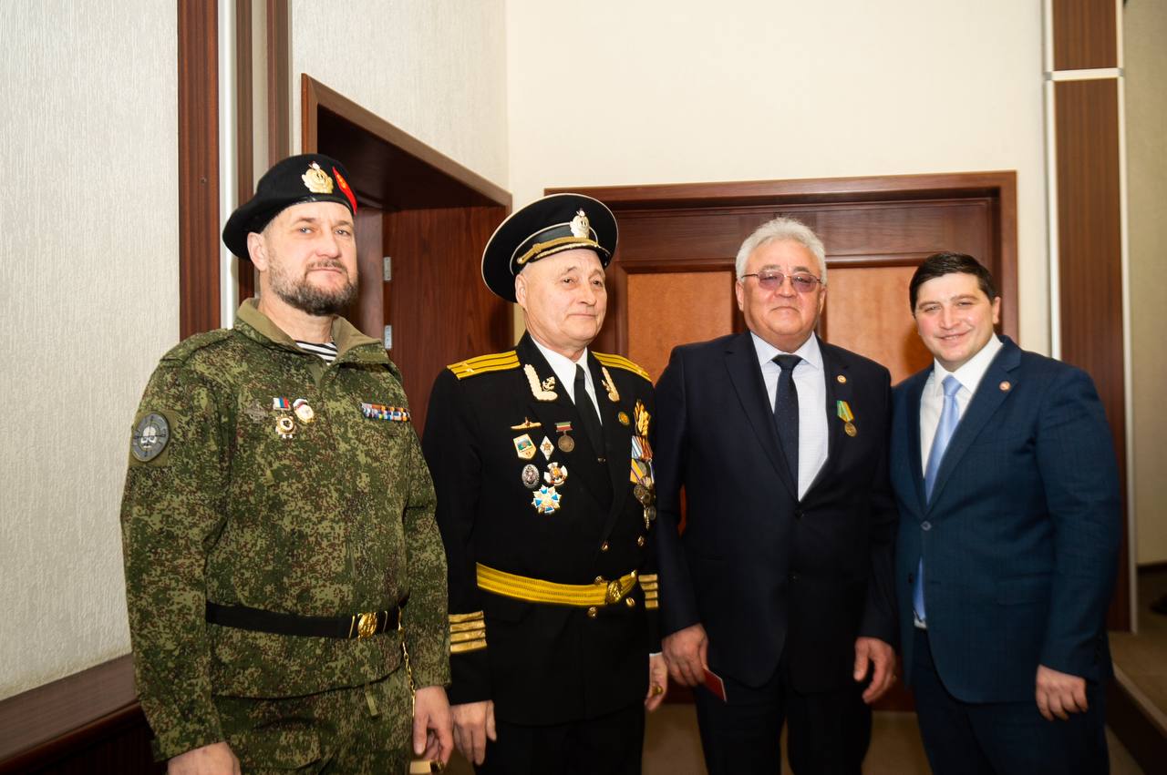 С большой гордостью за наших людей сегодня на «Деловом понедельнике» вручили награды нижнекамцам, которые создают надёжный тыл для наших бойцов С большой гордостью за наших людей сегодня на «Деловом понедельнике» вручили награды нижнекамцам, которые создают надёжный тыл для наших бойцов