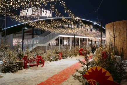 Постепенно зимние украшения покидают улицы города