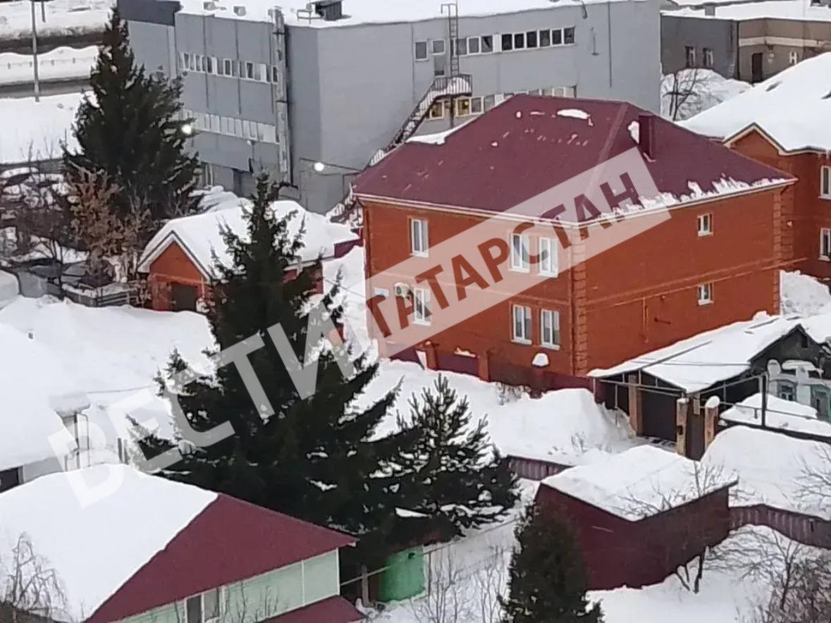 Сход снега с крыши повредил забор частного детского сада в Казани