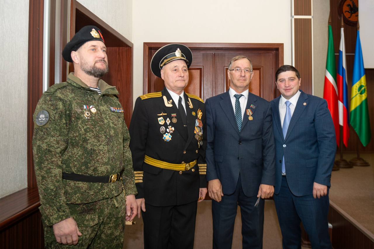С большой гордостью за наших людей сегодня на «Деловом понедельнике» вручили награды нижнекамцам, которые создают надёжный тыл для наших бойцов С большой гордостью за наших людей сегодня на «Деловом понедельнике» вручили награды нижнекамцам, которые создают надёжный тыл для наших бойцов
