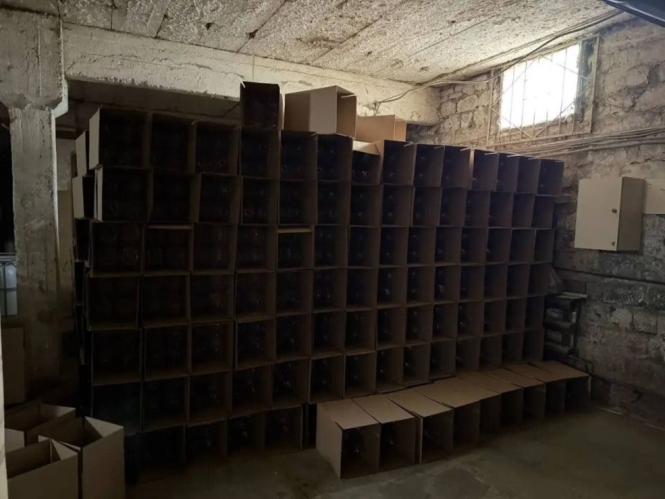 Пятеро казанцев химичили левый алкоголь в пятилитровках