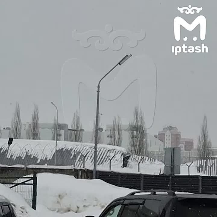 Ангар обрушился под тяжестью снега на Родины в Казани