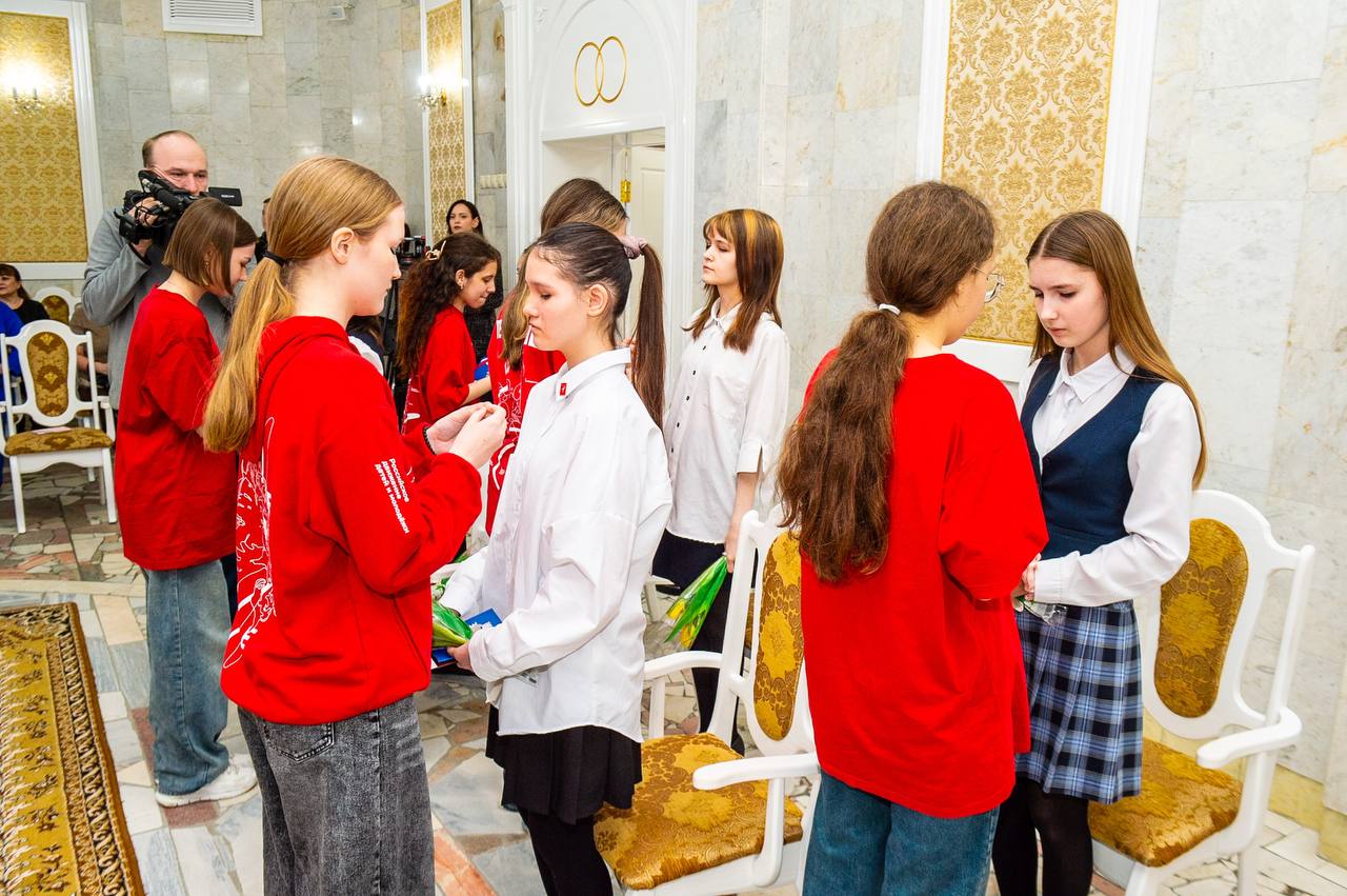 В Нижнекамске в преддверии 8 Марта юным жительницам города вручили паспорта РФ В Нижнекамске в преддверии 8 Марта юным жительницам города вручили паспорта РФ