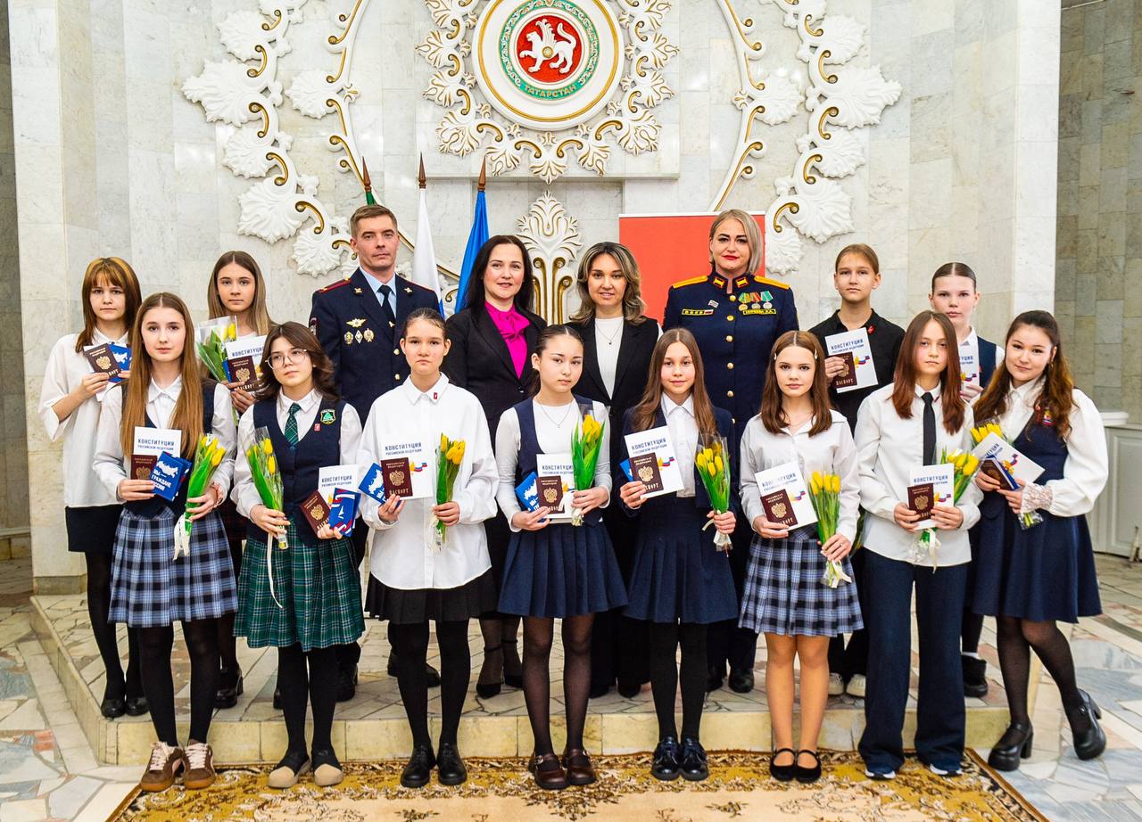 В Нижнекамске в преддверии 8 Марта юным жительницам города вручили паспорта РФ В Нижнекамске в преддверии 8 Марта юным жительницам города вручили паспорта РФ