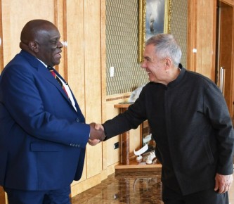 за сегодня, 4 марта. Рустам Минниханов встретился с Чрезвычайным и Полномочным Послом Республики Уганда в Российской Федерации Мозесом Каваалууко Кизиге