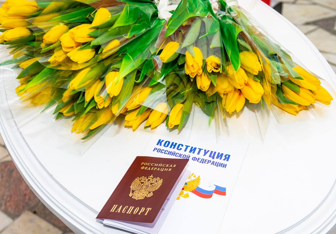 В Нижнекамске в преддверии 8 Марта юным жительницам города вручили паспорта РФ В Нижнекамске в преддверии 8 Марта юным жительницам города вручили паспорта РФ