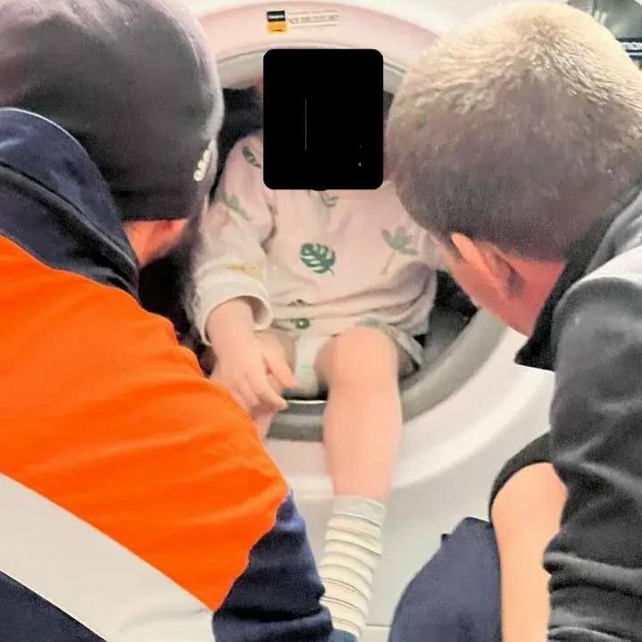 Двухлетний мальчик из Казани застрял в стиралке