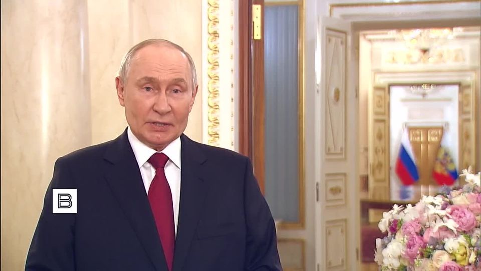 Владимир Путин поздравил россиянок с 8 Марта