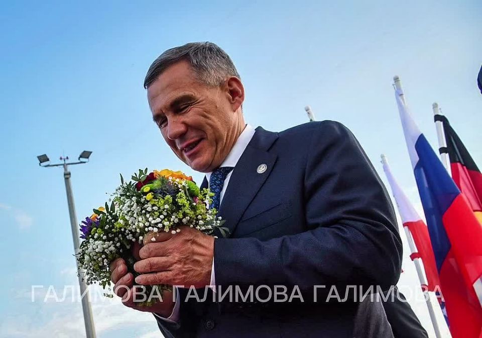 это Рустам Минниханов, поздравляет каждую жительницу Татарстана с 8 марта