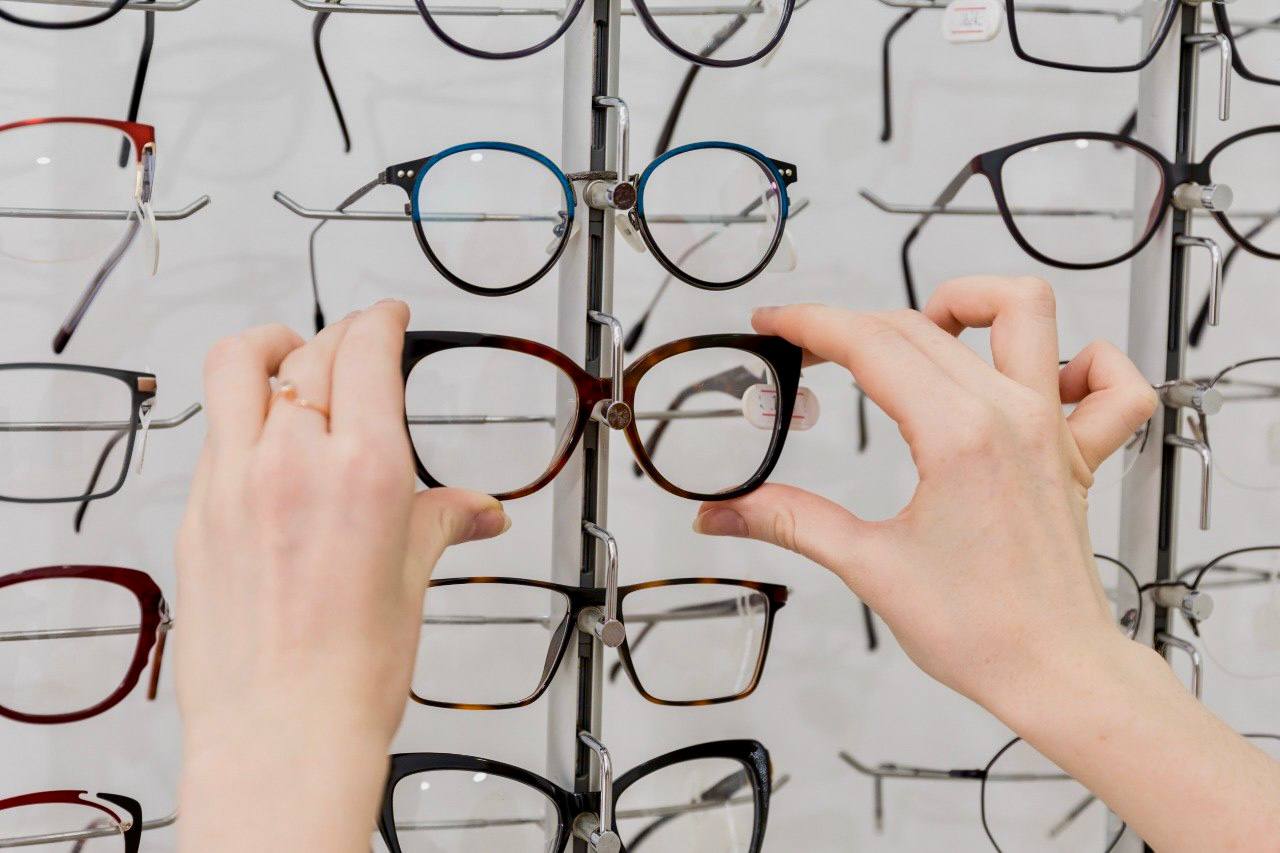 Кто чаще покупает очки и линзы