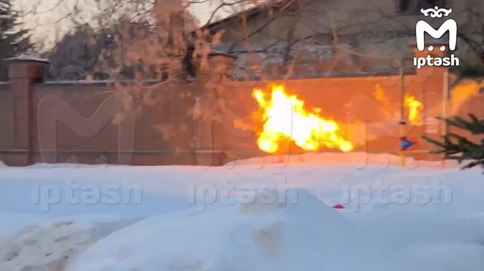 Огонь валит из газовой трубы у Арского кладбища