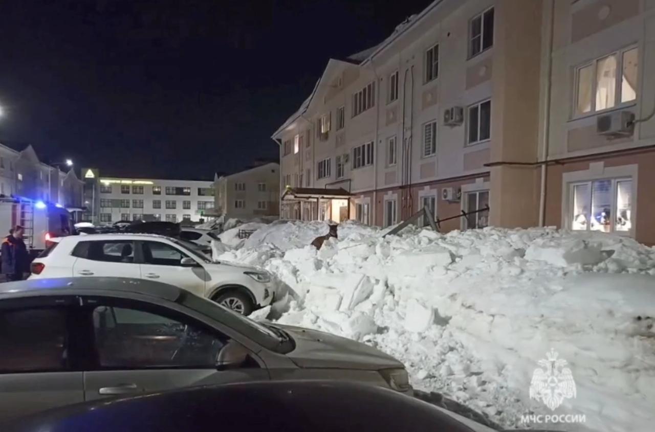 Снежная «лавина» сошла с крыши дома в Куюках