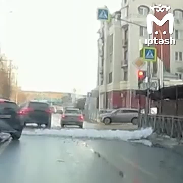 Снег упал с крыши на Бурхана Шахиди