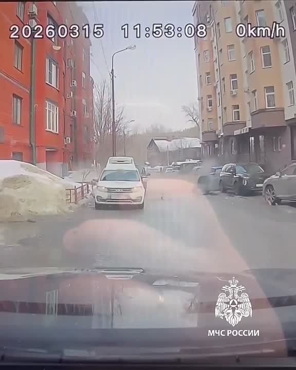 Водитель машины чудом спасся от обломков из-за обрушения кровли жилого дома в Казани, сообщили в МЧС России