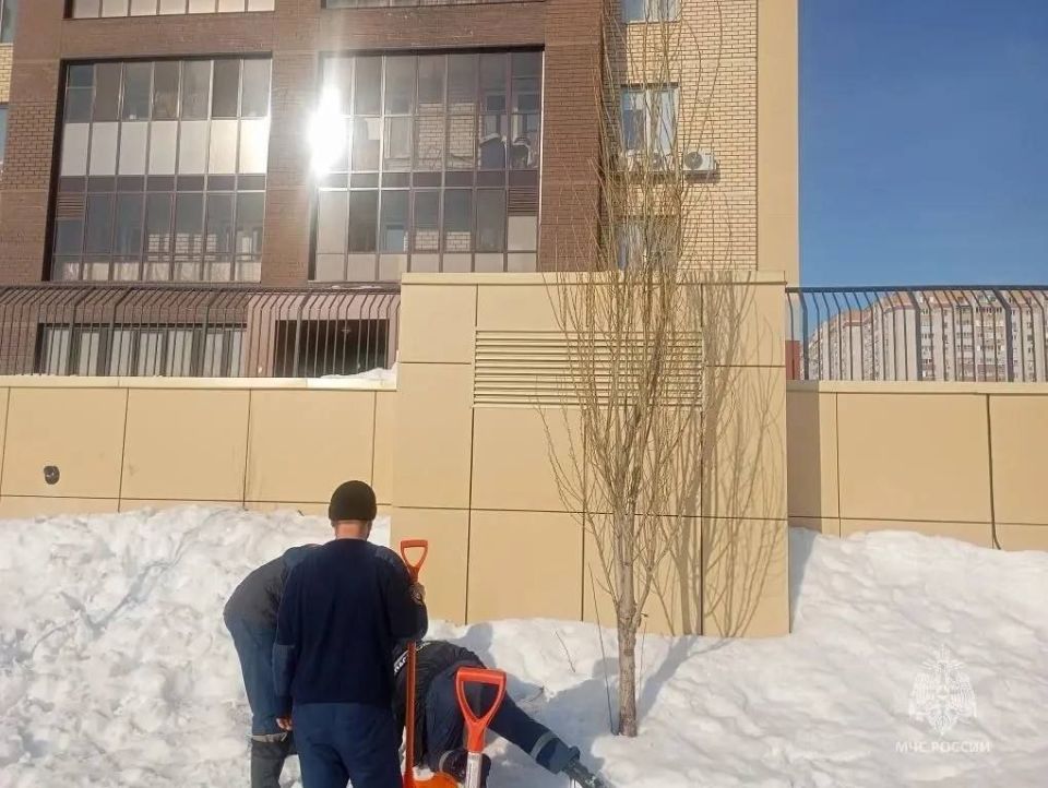 Трое детей застряли в сугробе на Пилотской в Казани