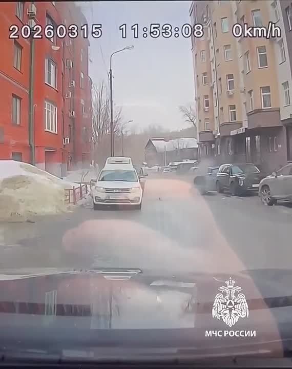 Часть крыши жилого дома рухнула на автомобиль в Казани