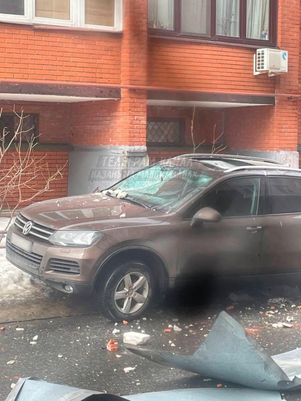 В центре Казани обрушился фронтон дома, пострадал человек