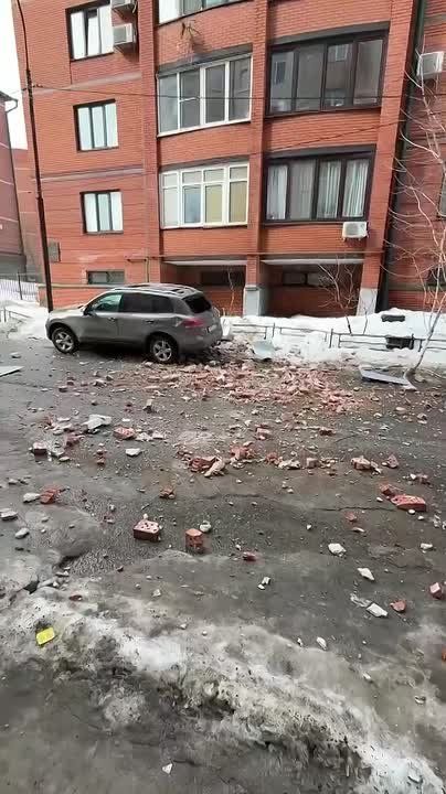 центре Казани часть фасада дома рухнула на авто с водителем