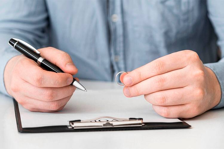 «Представьте, что спустя 15 лет после развода, о котором вы уже и не вспоминаете, вам звонит бывший супруг или экс-супруга с требованием поделить долю в компании», – говорит эксперт о разделе активов, описывая случай из...