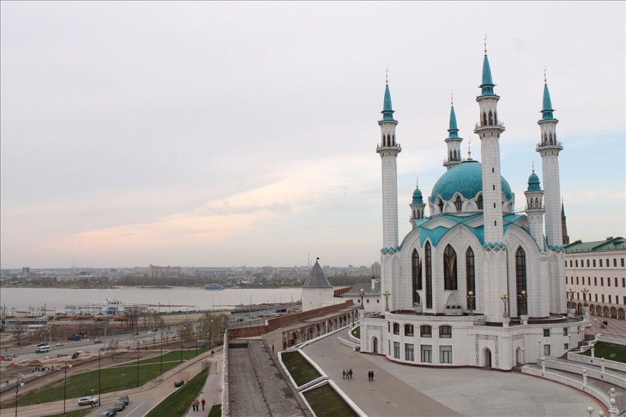 Две школьницы взобрались на ТЦ Кольцо — похоже, фанатки тех пацанов, которые покорили прожектор у Кремля и шныряли по строящемуся тоннелю метро